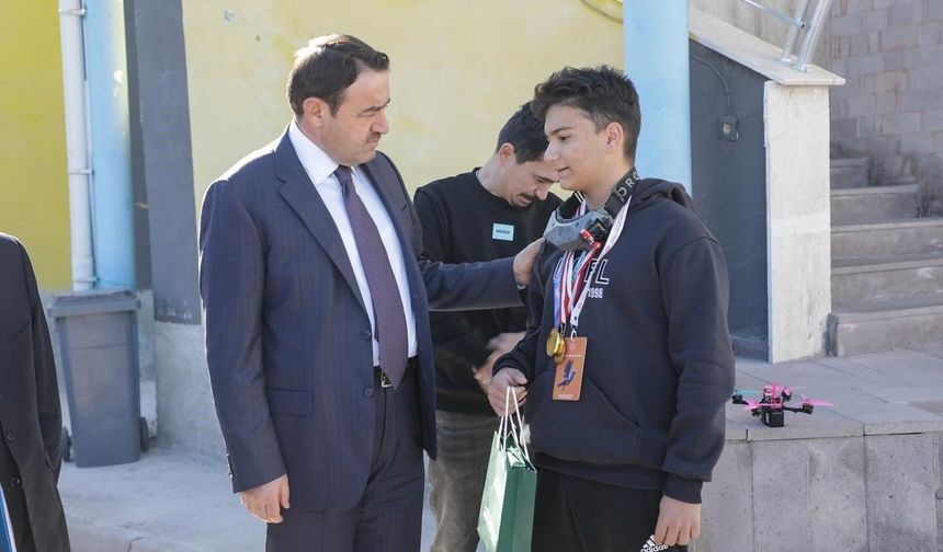 Vali Işın, Uluslararası Robot Yarışması’nda başarı elde eden Doruk Cengiz’i tebrik etti