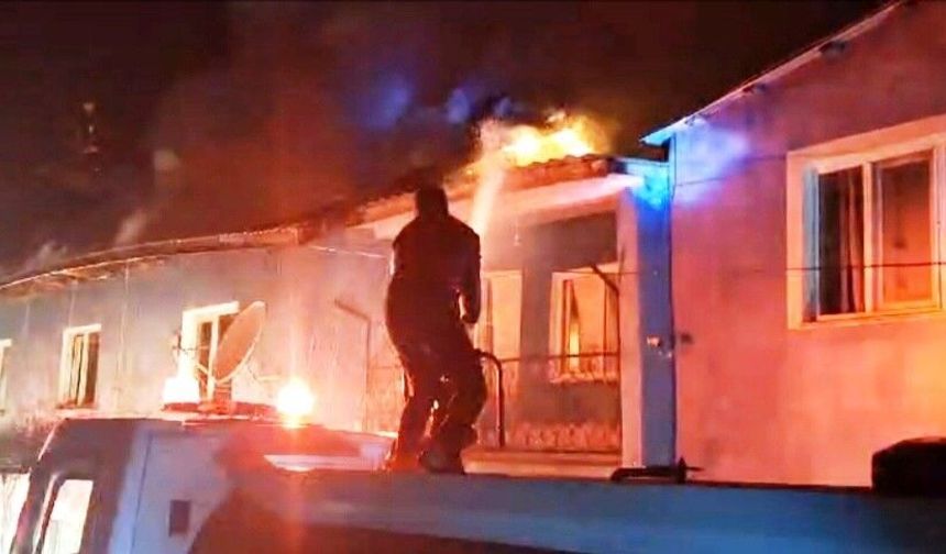 Hisarcık’ta iki katlı bina alevlere teslim oldu