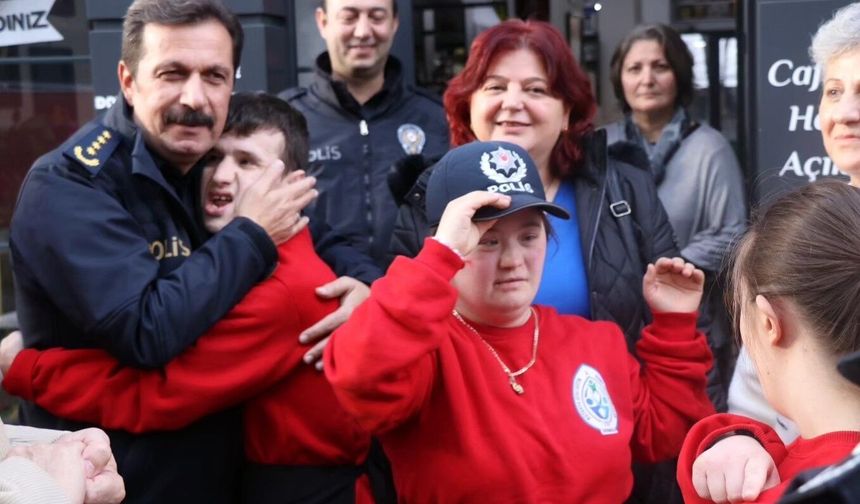 Kütahya İl Emniyet Müdürü Osman Elbir’den "Bi’Tebessüm Down Cafe"ye anlamlı ziyaret