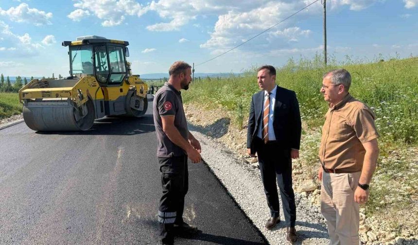Çavdarhisar’da İlcikören bağlantı yolunda asfalt çalışmaları yerinde incelendi
