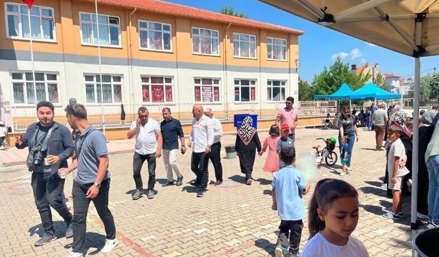 Tavşanlı’da okulda hayır çarşısı düzenlendi