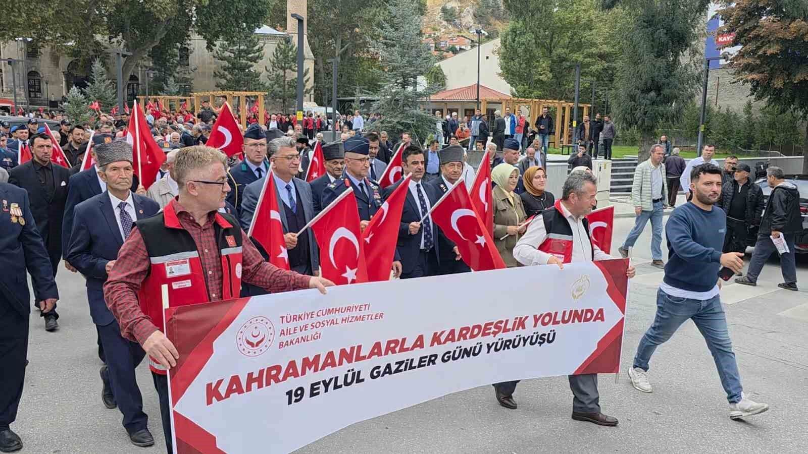 Kütahya'da Gaziler Günü'nde 'Kahramanlarla Kardeşlik Yolunda' yürüyüşü