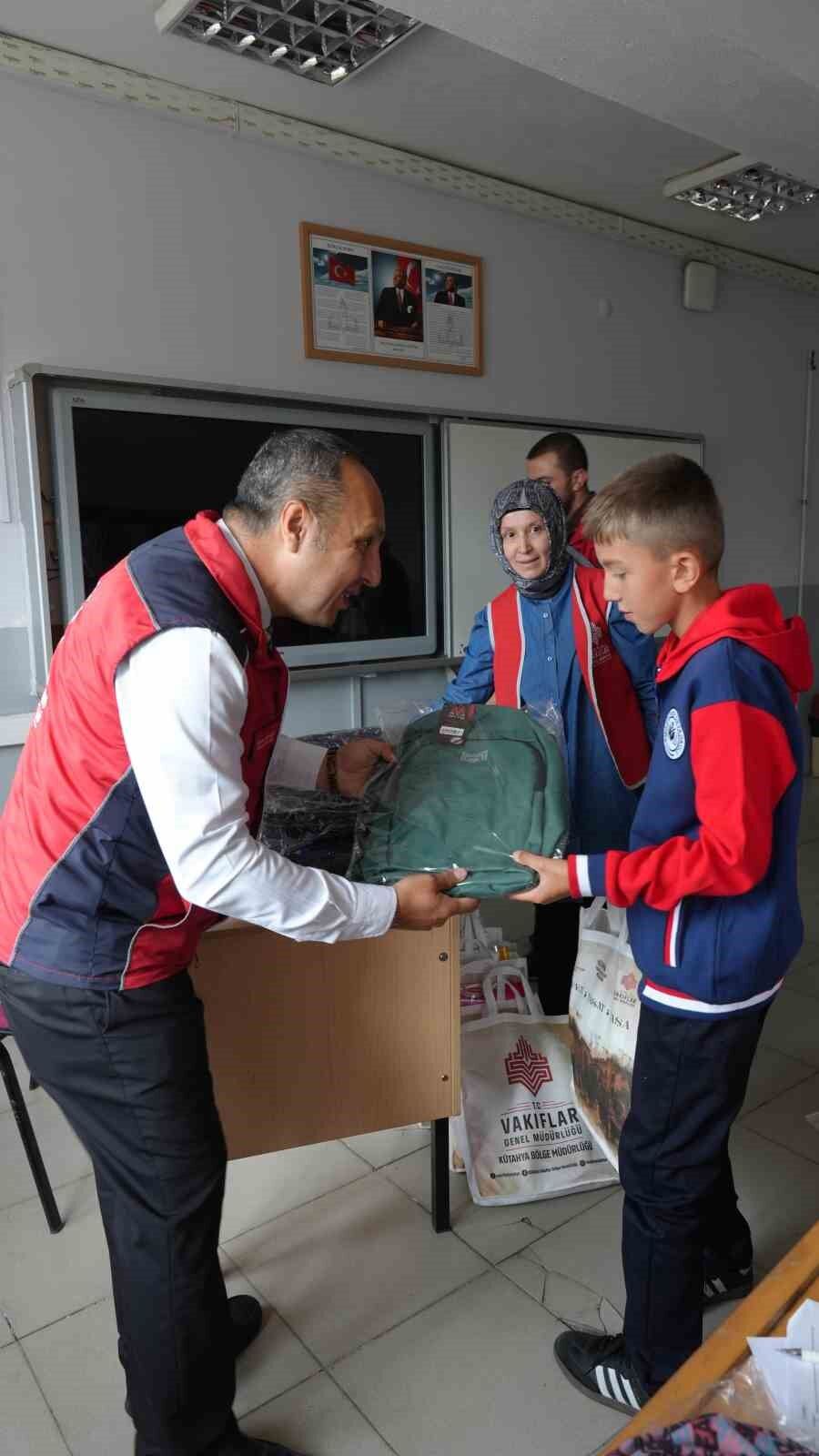 Kütahya'da köy okulundaki öğrencilere kırtasiye desteği