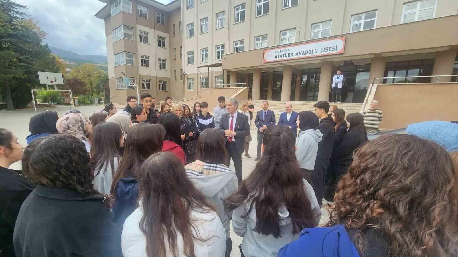 Müdür Yılmaz'dan öğrencilere 'akımlara kapılmayın' uyarısı